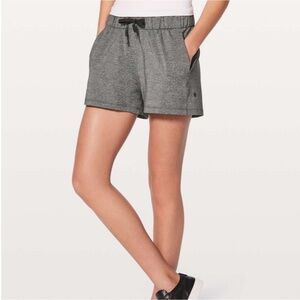 J218 Lululemon On The Fly Short 2.5” In Heathered Black